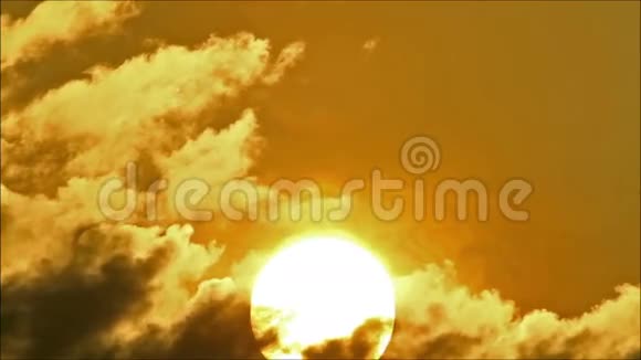 云4后面的热带太阳视频的预览图