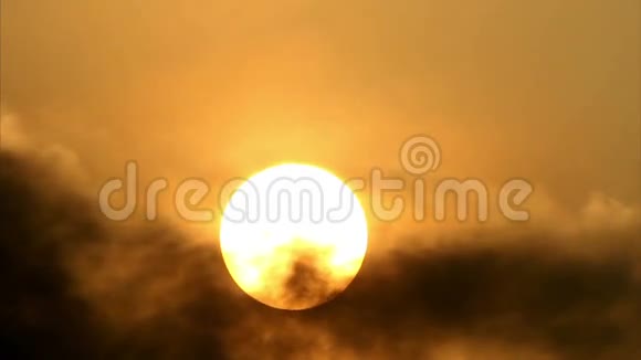 云3后面的热带太阳视频的预览图