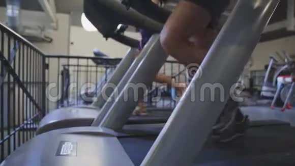 有魅力的年轻人在跑步机上锻炼视频慢动作视频的预览图