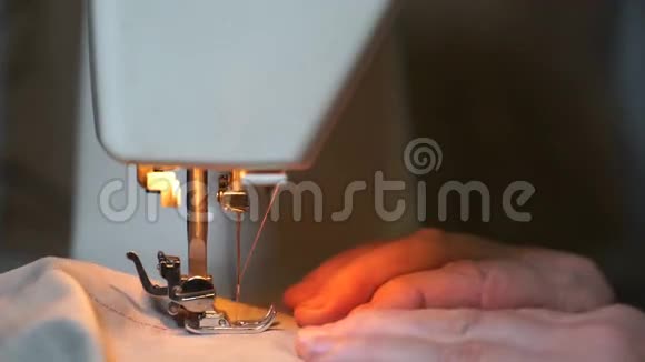 妇女在缝纫机上缝纫的镜头4公里视频的预览图
