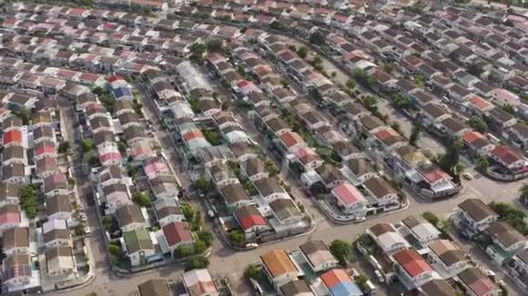 住宅的空中拍摄阳光阳光明媚的一天视频的预览图