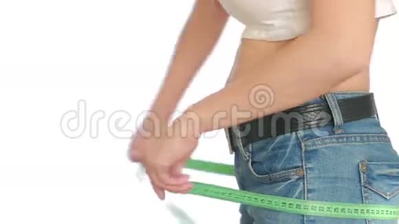 女人测量她的腹部腹部有脂肪的女人视频的预览图