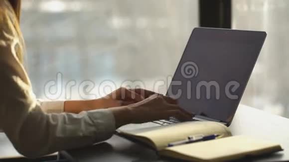 在办公室工作的地方忙碌的女性在键盘上打字视频的预览图