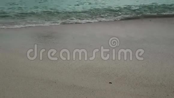 沙滩上有波浪的海景多云的天空和热带海滩视频的预览图