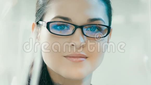 戴眼镜的微笑女人视频的预览图