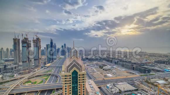 迪拜天际线日落时分美丽的市中心摩天大楼和谢赫扎耶德公路交通迪拜联合视频的预览图