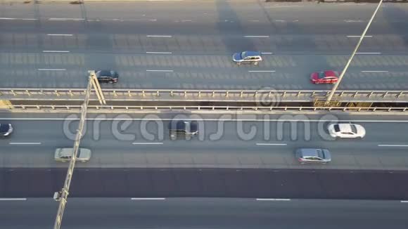 高速公路上的汽车交通视频的预览图
