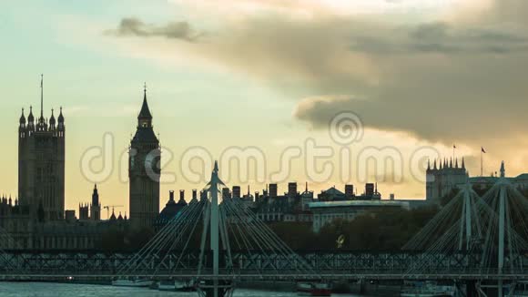 伦敦金禧桥上的火车视频的预览图