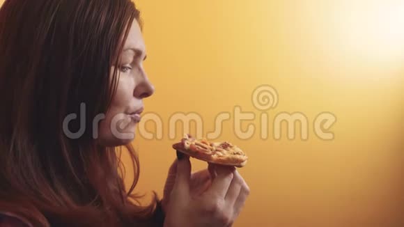 匹萨快乐的女孩吃一片比萨饼的生活方式概念饥饿的女人吃一片披萨慢动作视频的预览图
