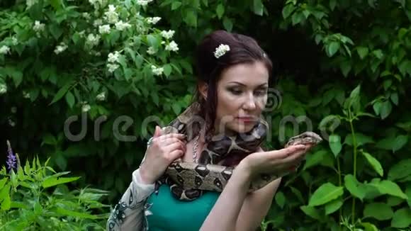 女人脖子上摆着一条蛇视频的预览图