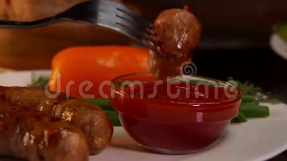 用番茄酱和蔬菜烤香肠视频的预览图