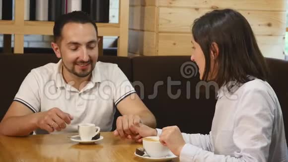 两个人在咖啡馆里喝着咖啡笑着视频的预览图