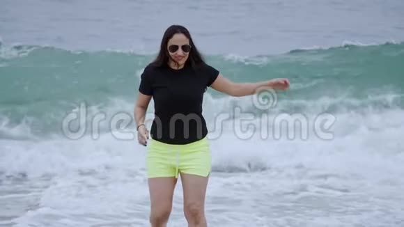在海滩上度过一段轻松愉快的时光美丽的女孩在暑假视频的预览图