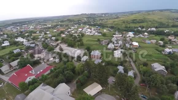 鸟瞰乌克兰小镇无人机视野视频的预览图