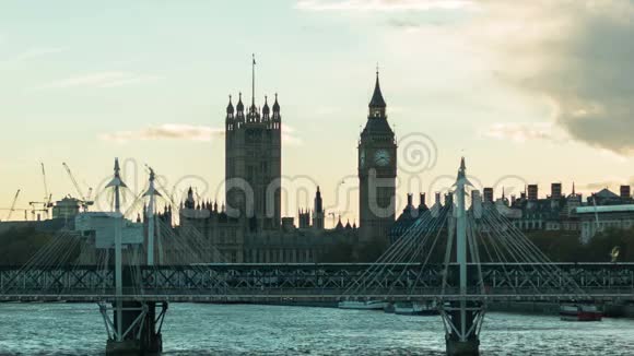 伦敦金禧桥上的火车视频的预览图