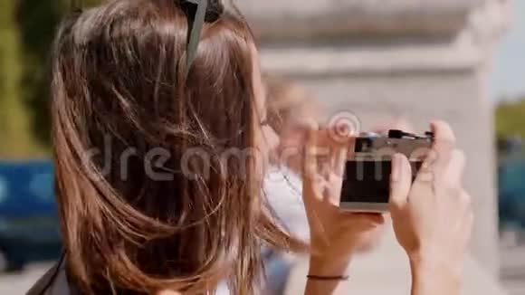 年轻的法国女人去巴黎旅行视频的预览图