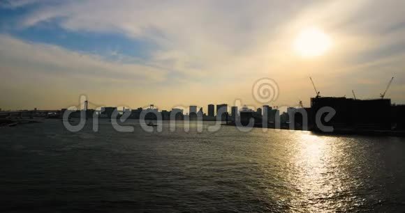 东京Ariake海湾附近的日落视频的预览图