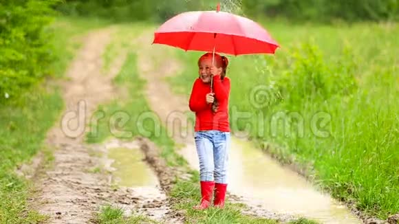 带着红伞的女孩视频的预览图