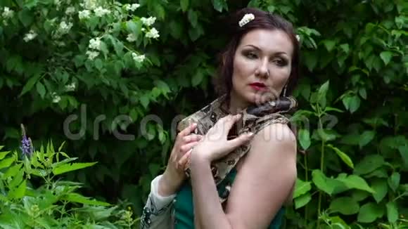 女人脖子上摆着一条蛇视频的预览图