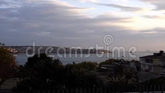 伊斯坦布尔博斯普鲁斯秋天的景色视频的预览图