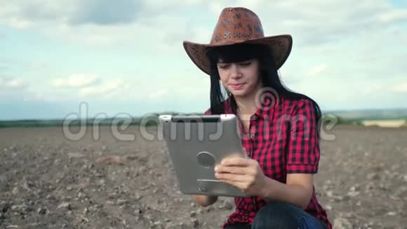 智慧生态是一种收获农业的耕作理念女农民用数字生活方式平板电脑研究地球上的泥土视频的预览图