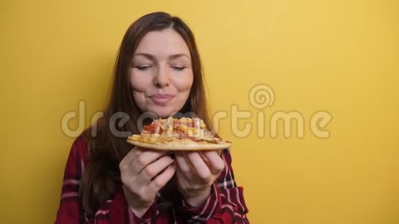 匹萨快乐的女孩吃一片披萨的概念饥饿的女人吃一片比萨饼慢动作视频的预览图
