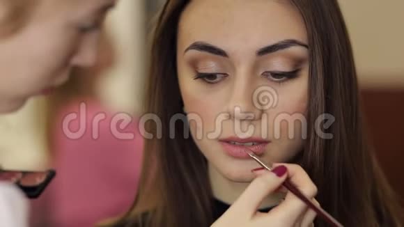 年轻女子化妆在沙龙模特视频的预览图