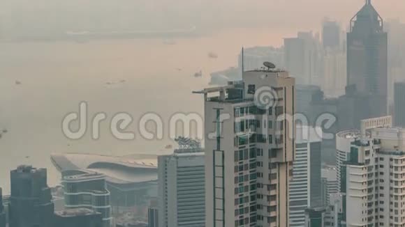 在雾蒙蒙的早晨从维多利亚峰俯瞰香港视频的预览图