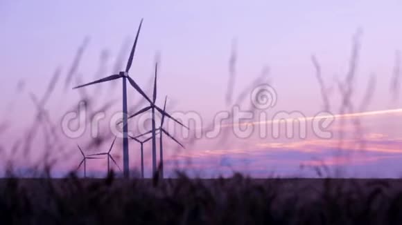 农村风力农场的风力涡轮机视频的预览图