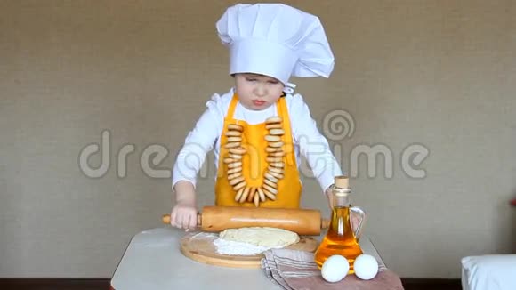 有趣的宝宝在厨师揉面的角色视频的预览图