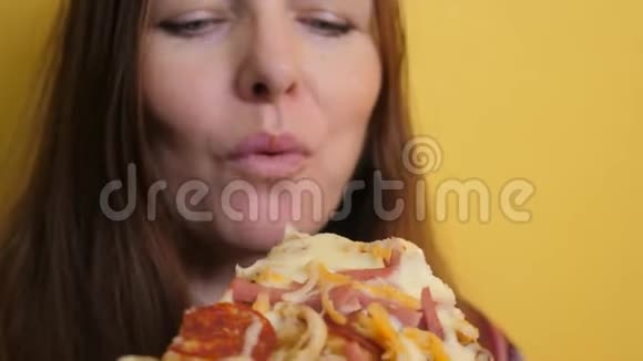 匹萨快乐的女孩吃一片披萨的概念饥饿的女人吃一片披萨慢动作视频披萨饼视频的预览图