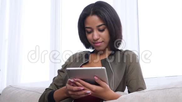 在家里使用数码平板电脑的少女视频的预览图