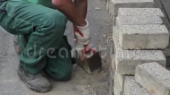 建筑工人清理砖块视频的预览图