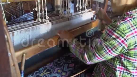 传统织机编织丝绸纺织品视频的预览图