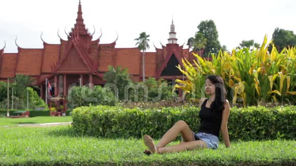柬埔寨金边国家博物馆草地上的亚洲迷人女孩视频的预览图
