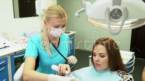 牙医在口腔科和病人谈话视频的预览图
