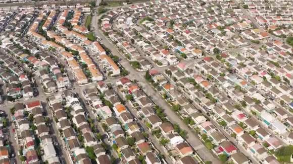 住宅的空中拍摄阳光阳光明媚的一天视频的预览图