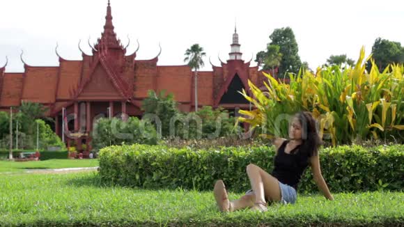 柬埔寨金边国家博物馆草地上的亚洲迷人女孩视频的预览图