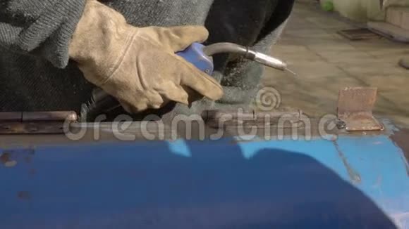 私人花园金属焊接焊工手工围栏视频的预览图