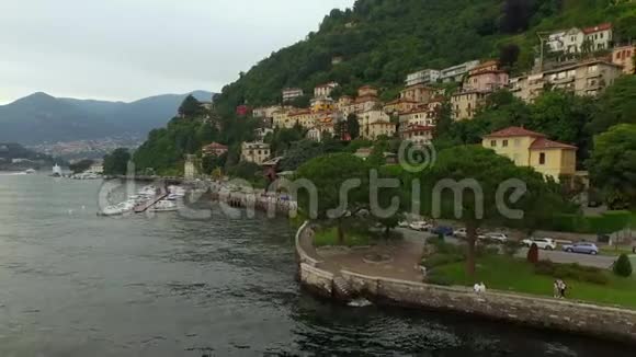 意大利有山和城镇的湖泊视频的预览图