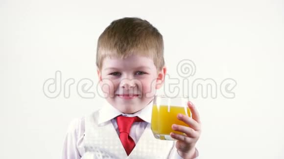 小男孩喝果汁视频的预览图