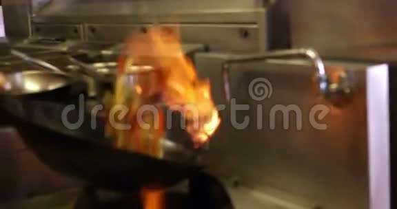 厨师在锅中用大火把蔬菜辗转视频的预览图