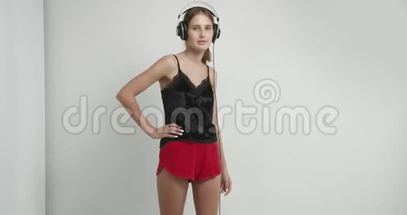 穿着内衣戴着头顶耳机的性感女孩视频的预览图