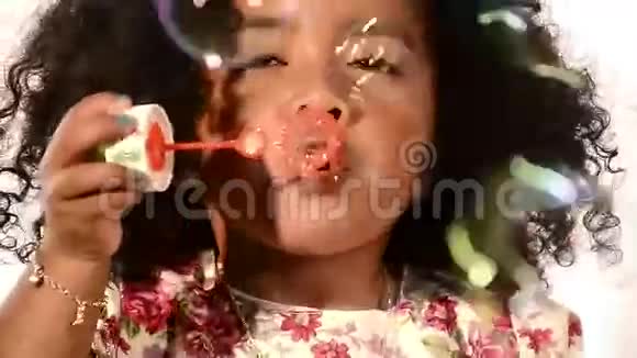 巴西小女孩视频的预览图