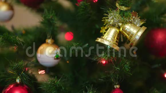 用照明装饰的圣诞树视频的预览图