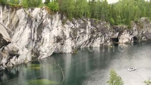美丽的景观与绿色的水在大理石峡谷Ruskeala在卡雷利亚俄罗斯视频的预览图