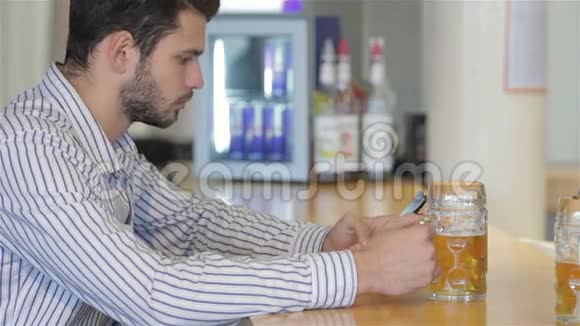 一个年轻人拿着一杯啤酒视频的预览图