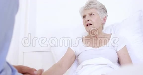 男护士和老两口说话视频的预览图
