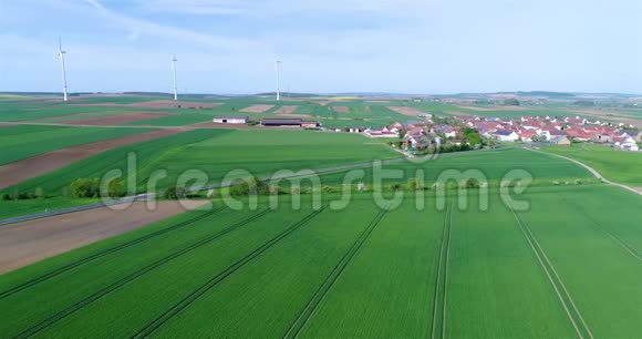 绿色的大田飞过田野生长着植物农业绿色的大田背景上有一个小田视频的预览图