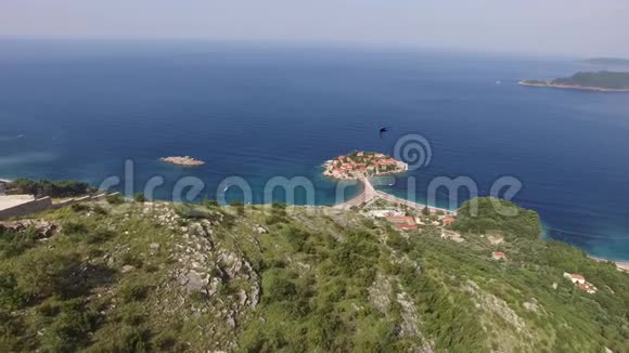 黑山圣萨瓦教堂靠近SvetiSte岛视频的预览图